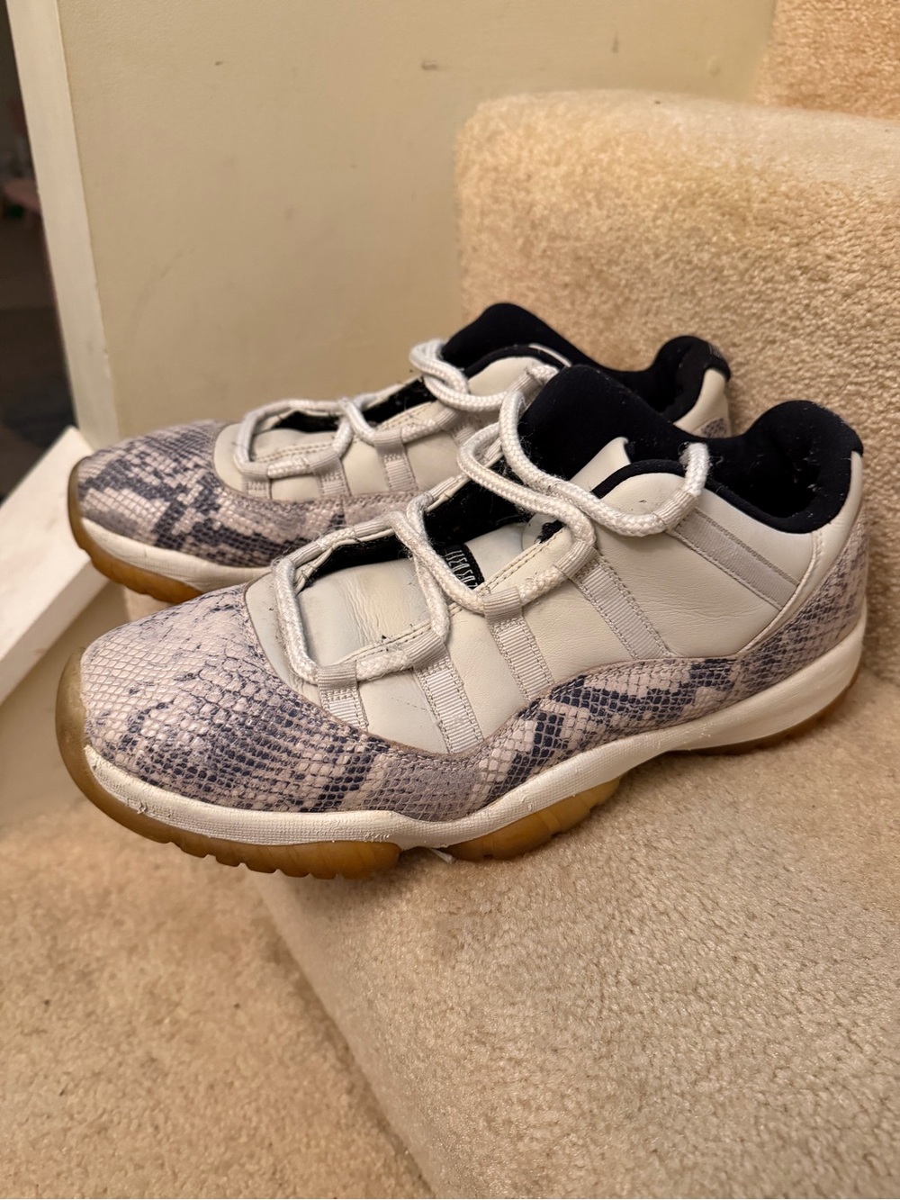 Jordan Low-Top Sneakers in White with Snake-Print and Gum Sole